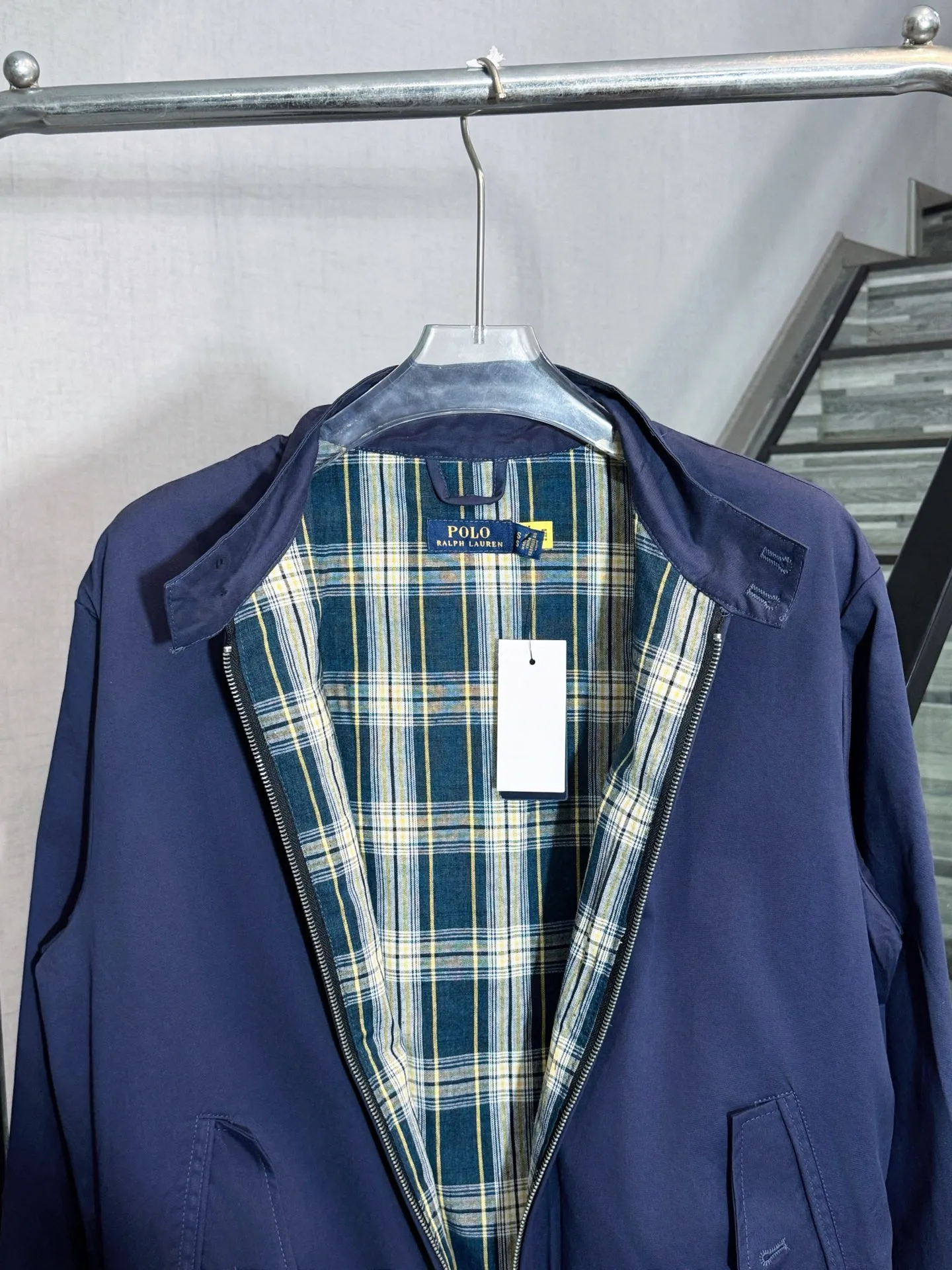 P320 Style number: HE304 Ralph Lauren - Ralph Lauren old money style small label classic mesh jacket. The fabric is made of pure cotton workwear fabrics. The upper body is three-dimensional and stylish. It is a versatile style in autumn. There is a Ralph Lauren small logo embroidered on the chest. Customized original letter hardware zipper. The inside is renamed old money style sub-fabric. It is made from the original version and comes with three labels. You can buy it with confidence. Color: Navy/Khaki Size: S M L XL